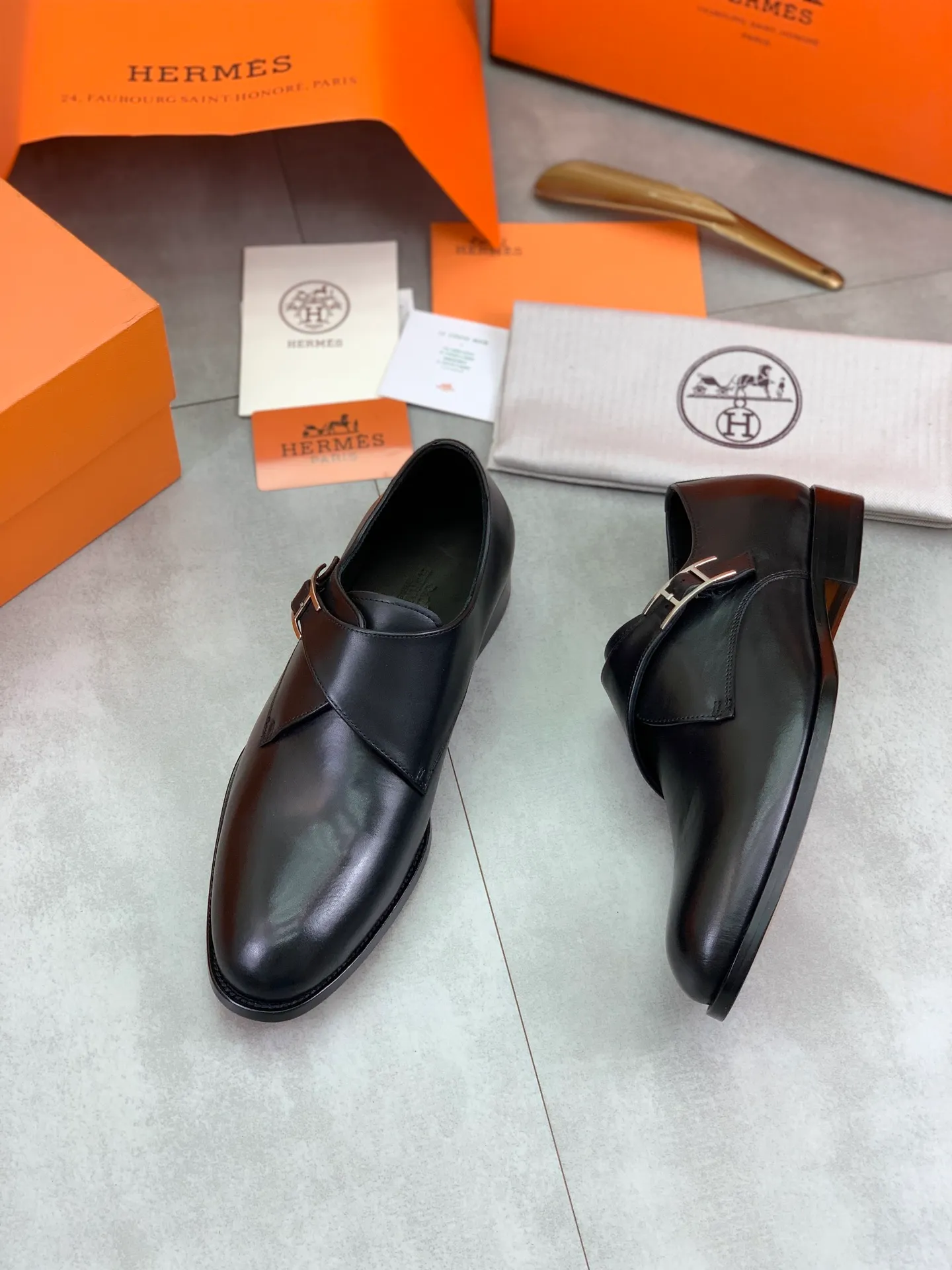Factory price P940 💰💎💎💎 Original genuine leather outsole Brand: Hermès Grade: Same as the official website Original quality materials: Original soft calfskin Water-dyed cowhide lining Original Italian genuine leather outsole Style categories: Men's fashion Formal casual leather shoes Slip-on men's shoes series Young fashion European and American trends British style Code number: 39-45 (38.46 can be customized)